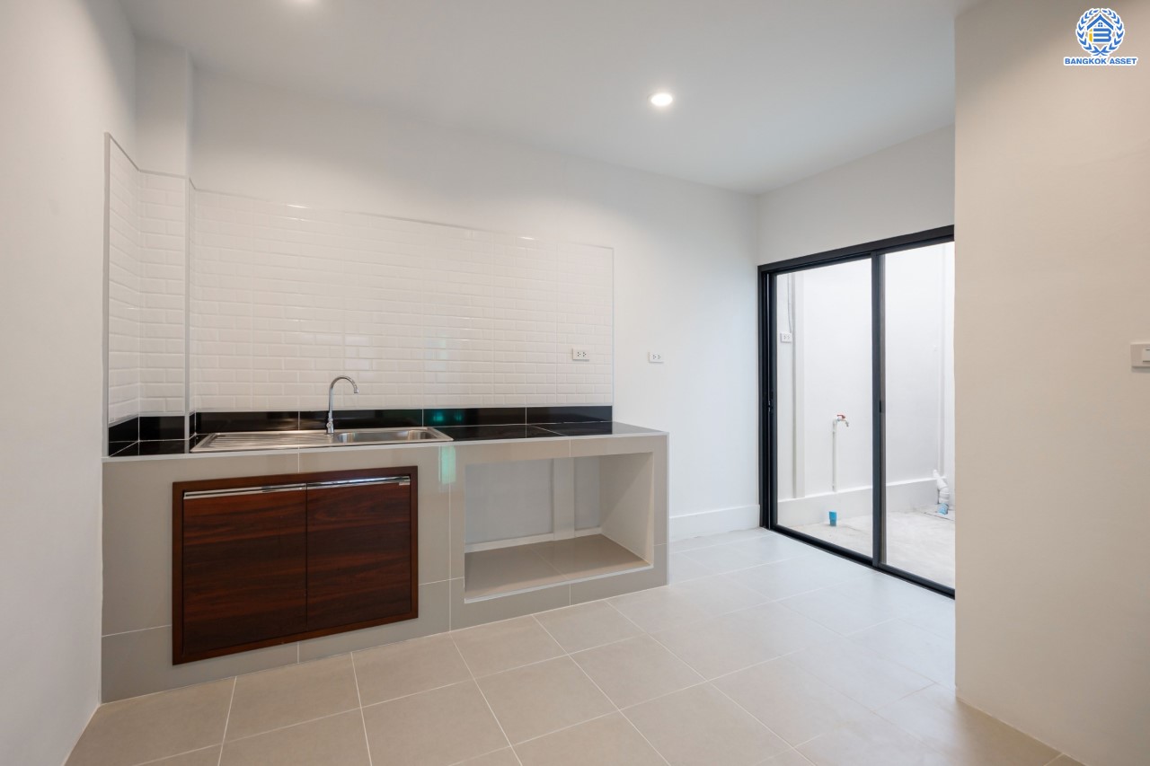 บ้านมือสองตกแต่งใหม่ หน้าโครงการติดรถไฟฟ้า "สถานีไทรม้า"!! ม.ซื่อตรง รัตนาธิเบศร์ ทาวน์เฮ้าส์ หลังใหญ่ เนื้อที่ 26 ตร.ว. ฟังก์ชัน 3 ห้องนอน 2 ห้องน้ำ 1 ที่จอดรถ ทำเลใกล้ เซ็นทรัลรัตนาธิเบศร์ และทางด่วน "งามวงศ์วาน"